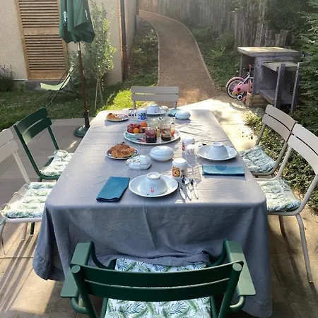 Les Cabanons Bed & Breakfast Dardilly