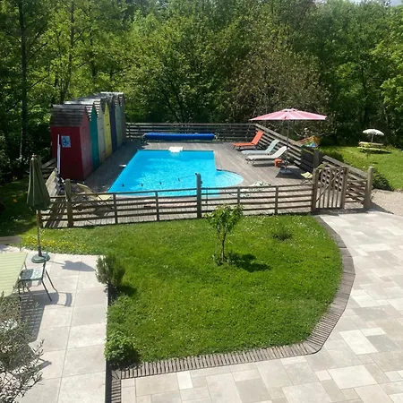 Les Cabanons Bed & Breakfast *
