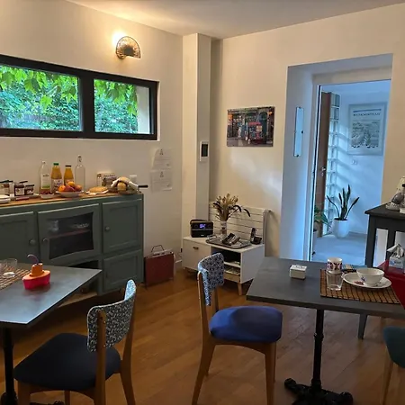 Les Cabanons Bed & Breakfast